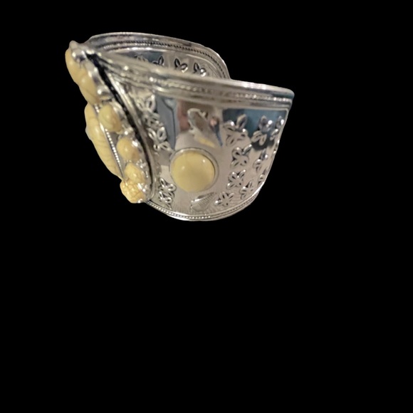 Cream & Tan Turquoise & Silver Large Necklace, Bracelet, & Earring Set - NWT - Picture 3 of 4